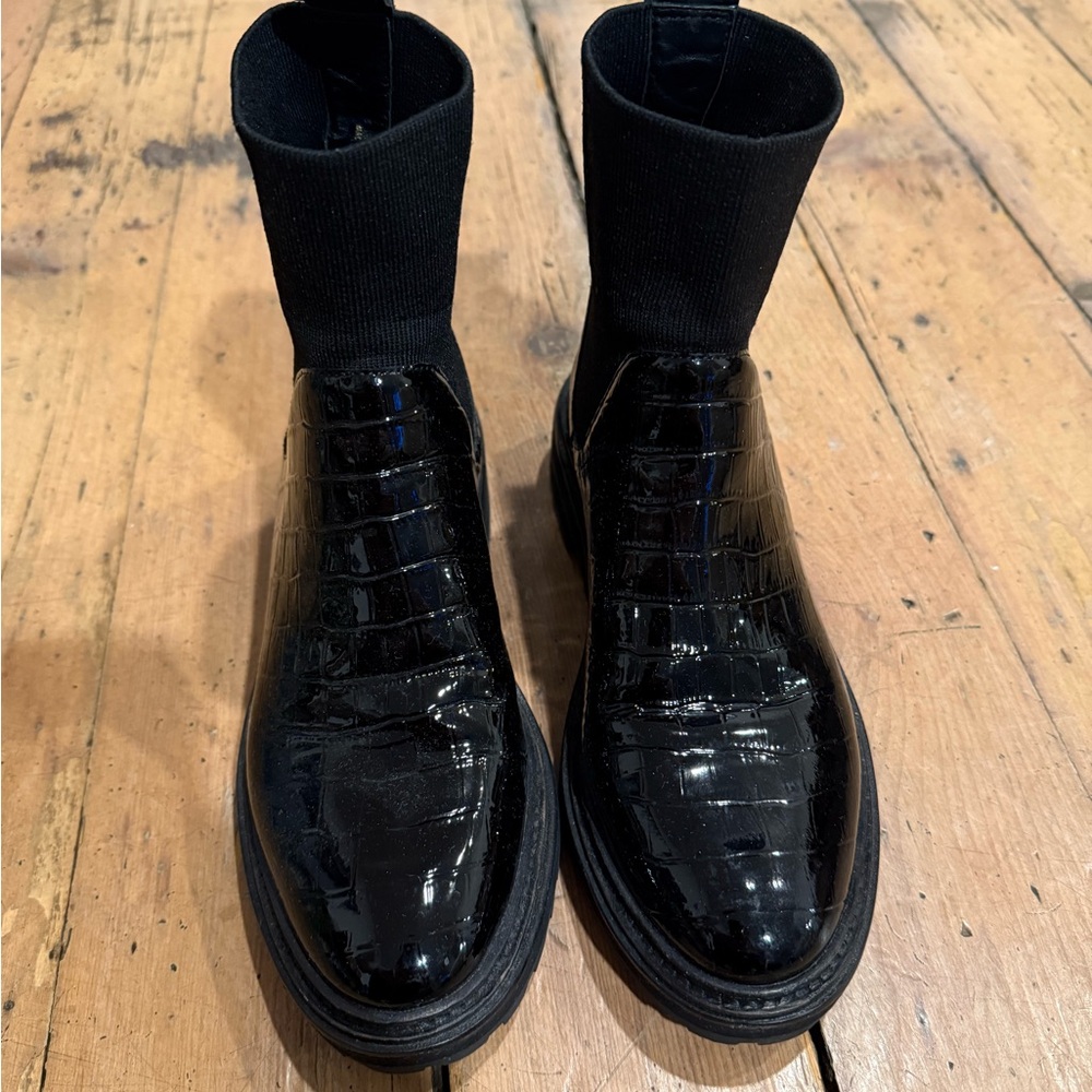 Black Crocodile Pattern Women’s Boots